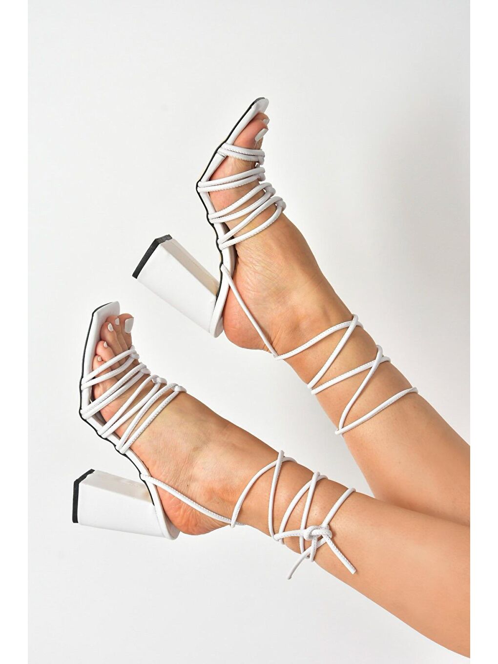 Beyaz Kalın Topuklu Bilekten Bağlamalı Kadın Ayakkabı M369544009