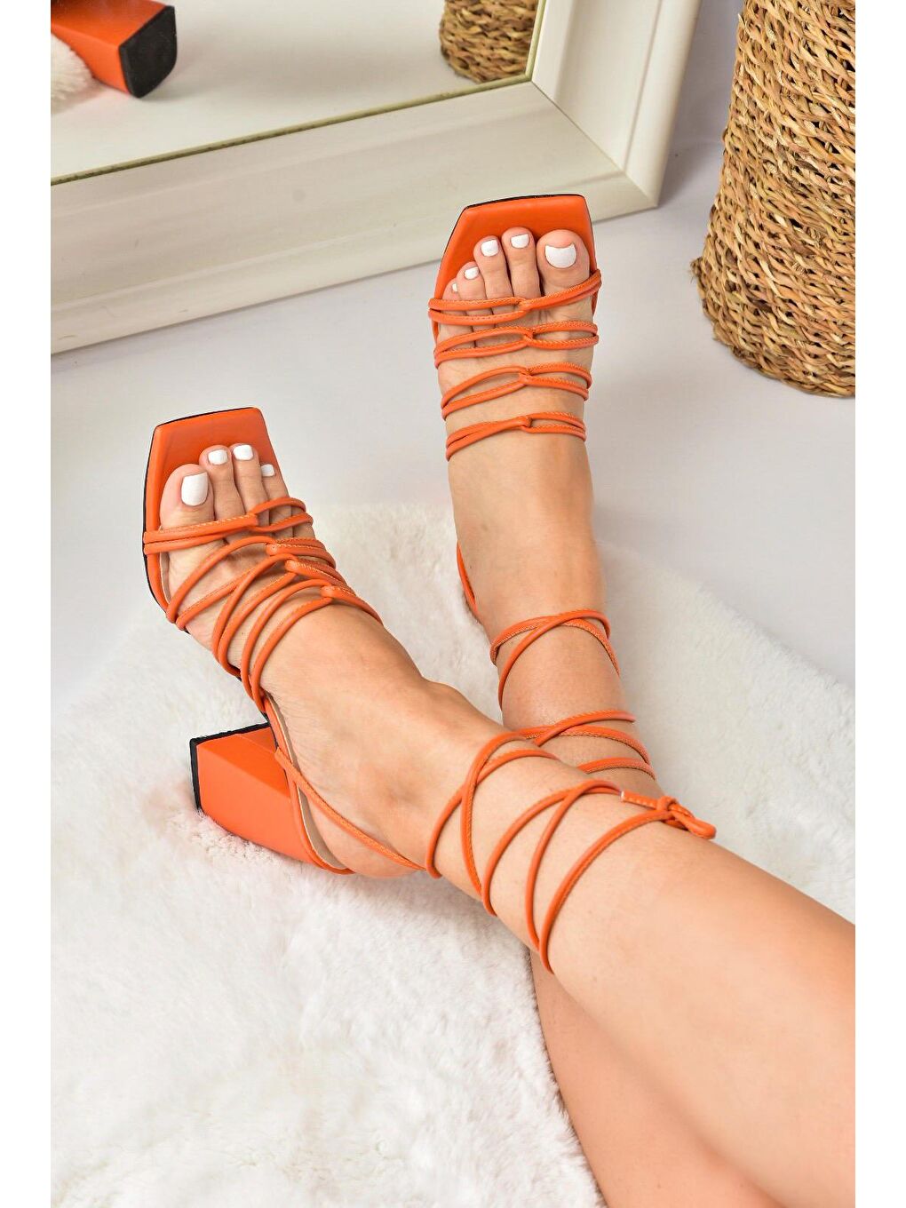 Turuncu Kalın Topuklu Bilekten Bağlamalı Kadın Ayakkabı M369544009-1