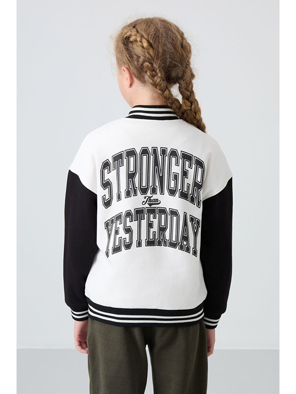 Ekru Pamuklu İçi Tüylü Yumuşak Dokulu Standart Fit Nakışlı Kız Çocuk Kolej Ceket - 75163-4