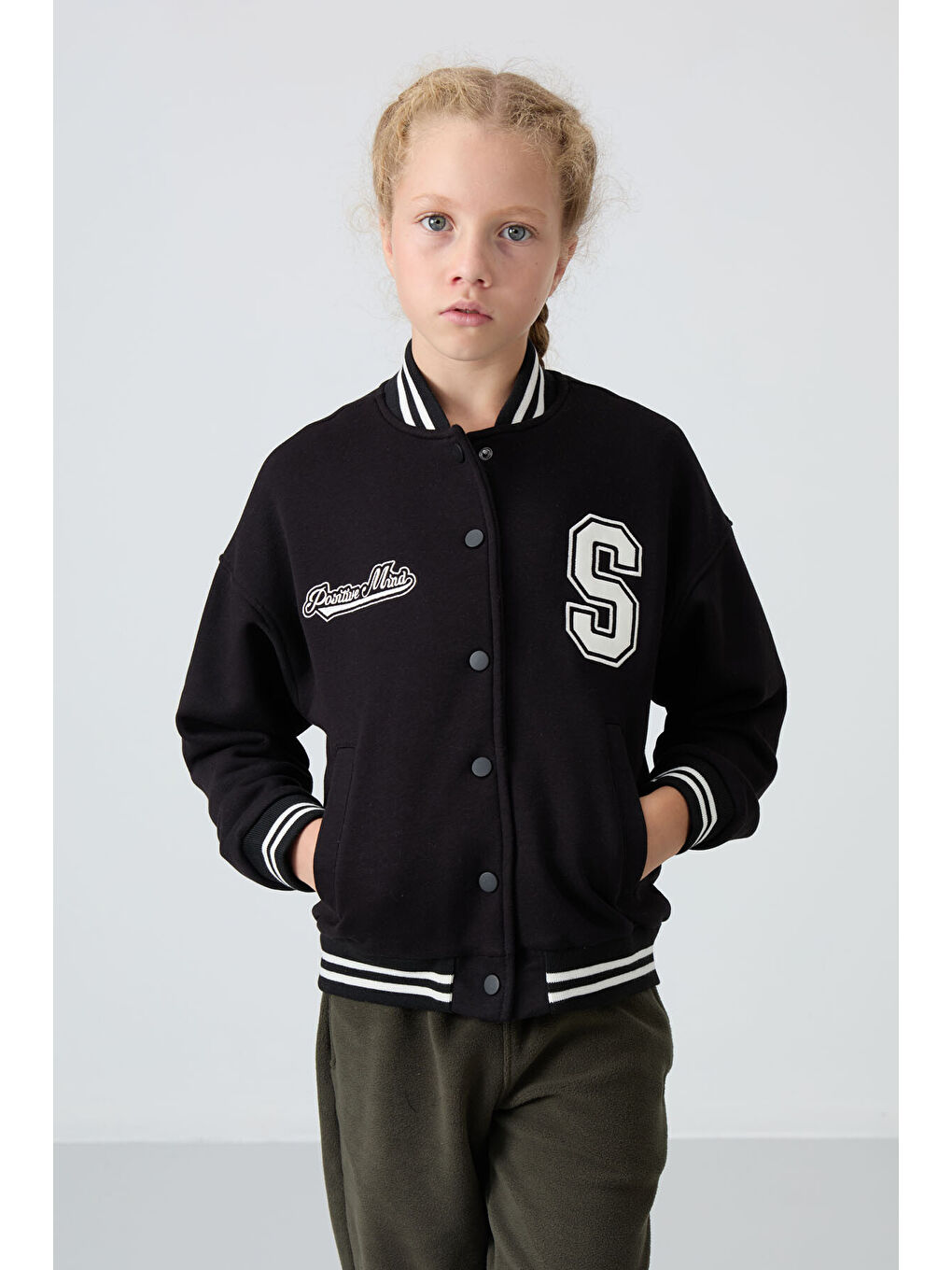 Siyah Pamuklu İçi Tüylü Yumuşak Dokulu Standart Fit Nakışlı Kız Çocuk Kolej Ceket - 75163-1