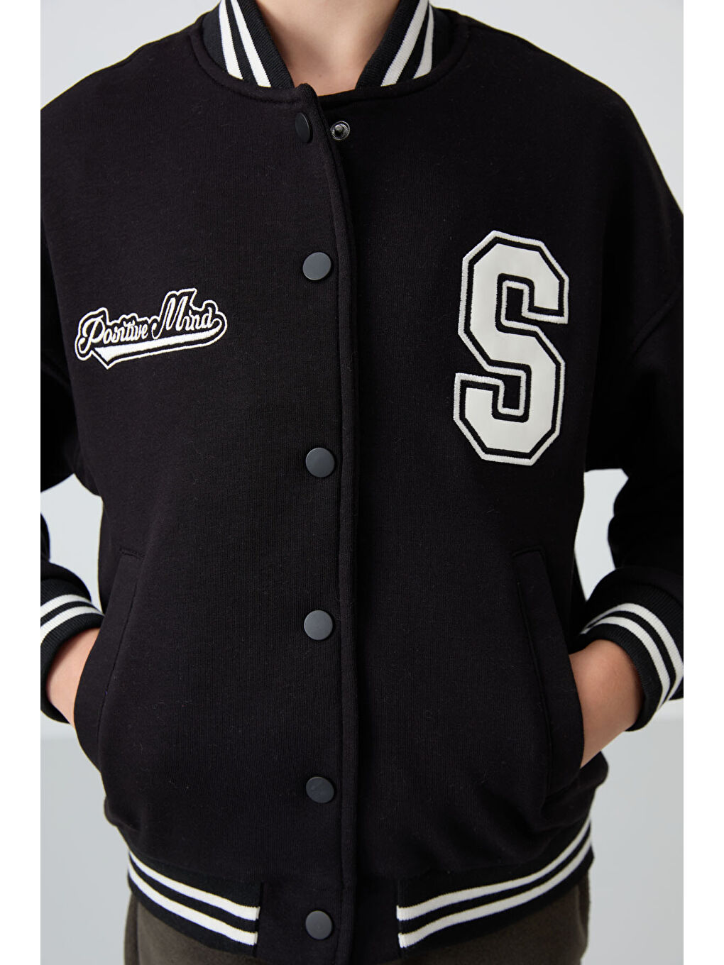 Siyah Pamuklu İçi Tüylü Yumuşak Dokulu Standart Fit Nakışlı Kız Çocuk Kolej Ceket - 75163-2