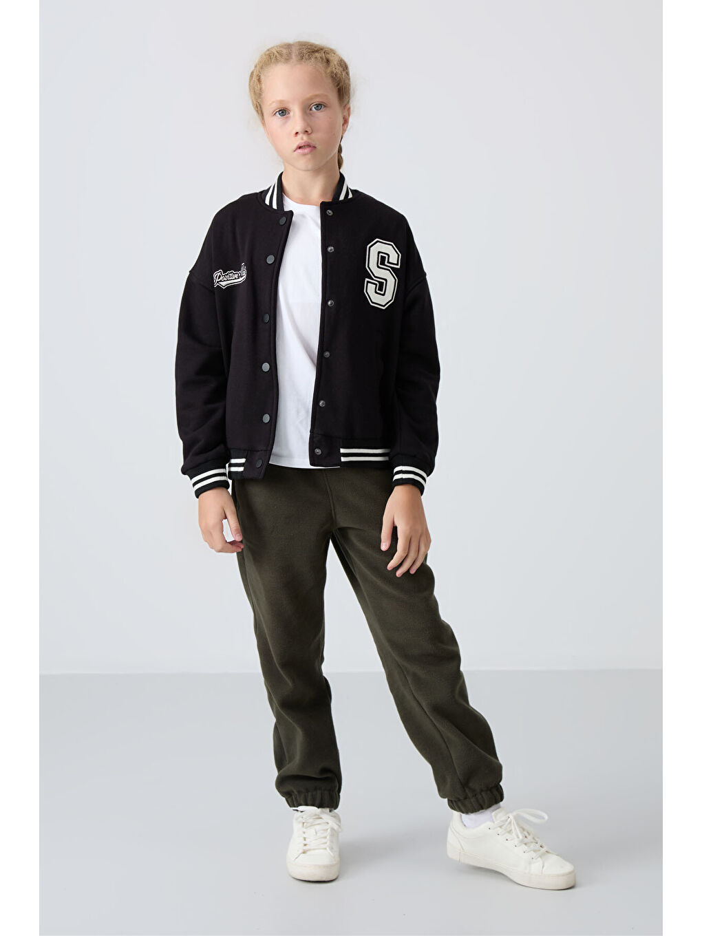 Siyah Pamuklu İçi Tüylü Yumuşak Dokulu Standart Fit Nakışlı Kız Çocuk Kolej Ceket - 75163-3