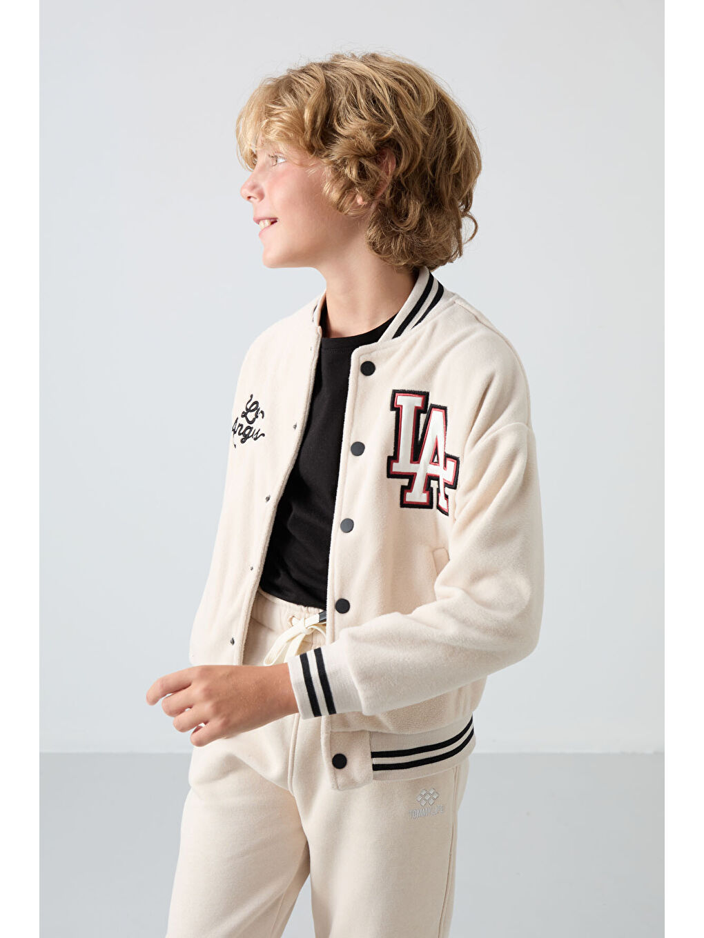 Bej Kalın Yumuşak Dokulu Standart Fit Nakışlı Polar Erkek Çocuk Kolej Ceket - 11227-1