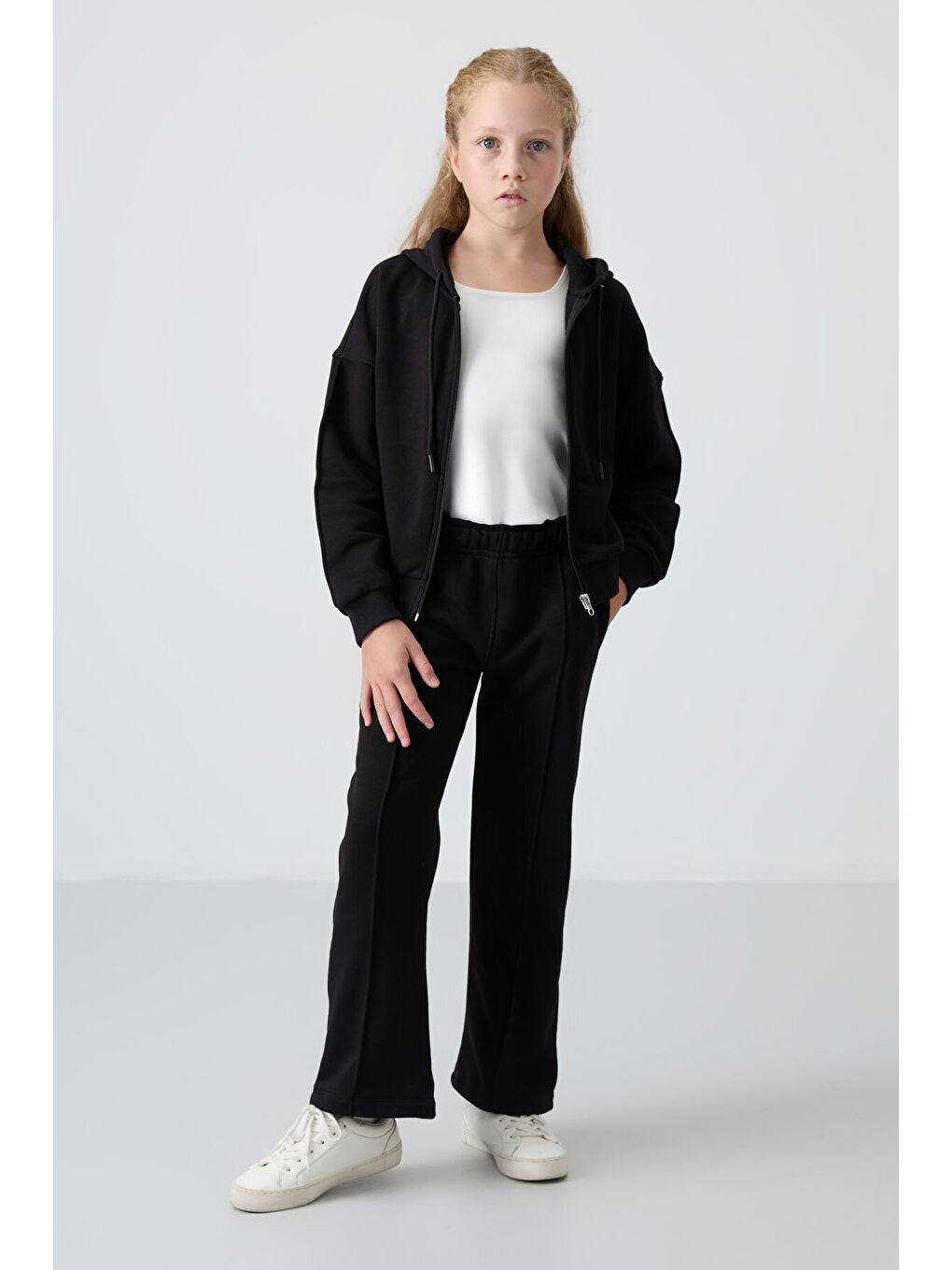 Siyah Pamuklu İçi Tüylü Yumuşak Dokulu Standart Fit Nakışlı Kız Çocuk Eşofman Takım - 75161