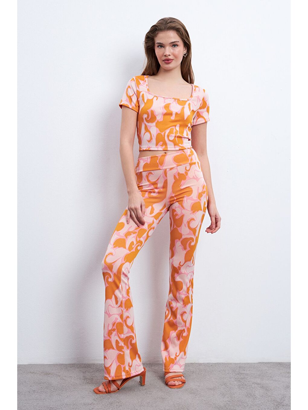 Kadın Turuncu Pembe Desenli Elastanlı Pantolonlu Kare Yaka Takım