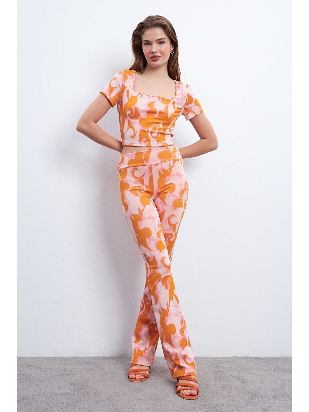 Kadın Turuncu Pembe Desenli Elastanlı Pantolonlu Kare Yaka Takım-1