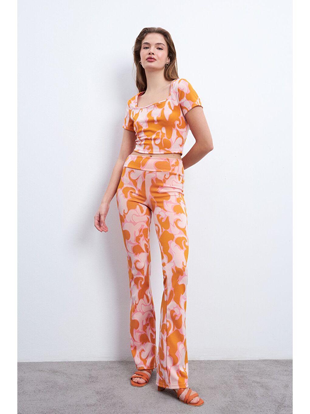 Kadın Turuncu Pembe Desenli Elastanlı Pantolonlu Kare Yaka Takım-2