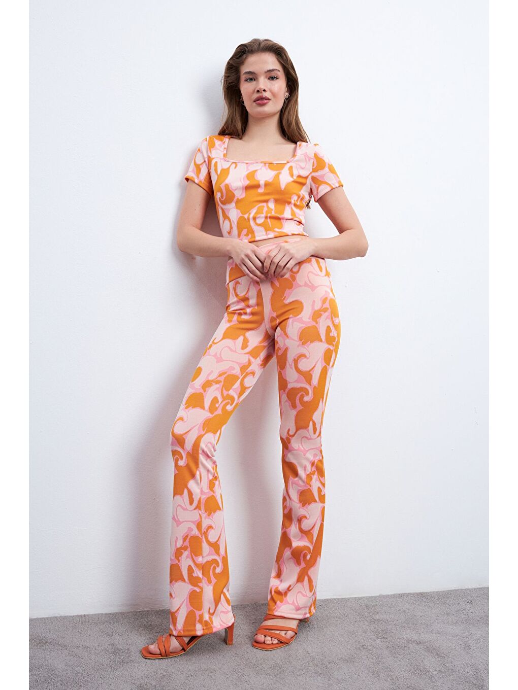 Kadın Turuncu Pembe Desenli Elastanlı Pantolonlu Kare Yaka Takım-3