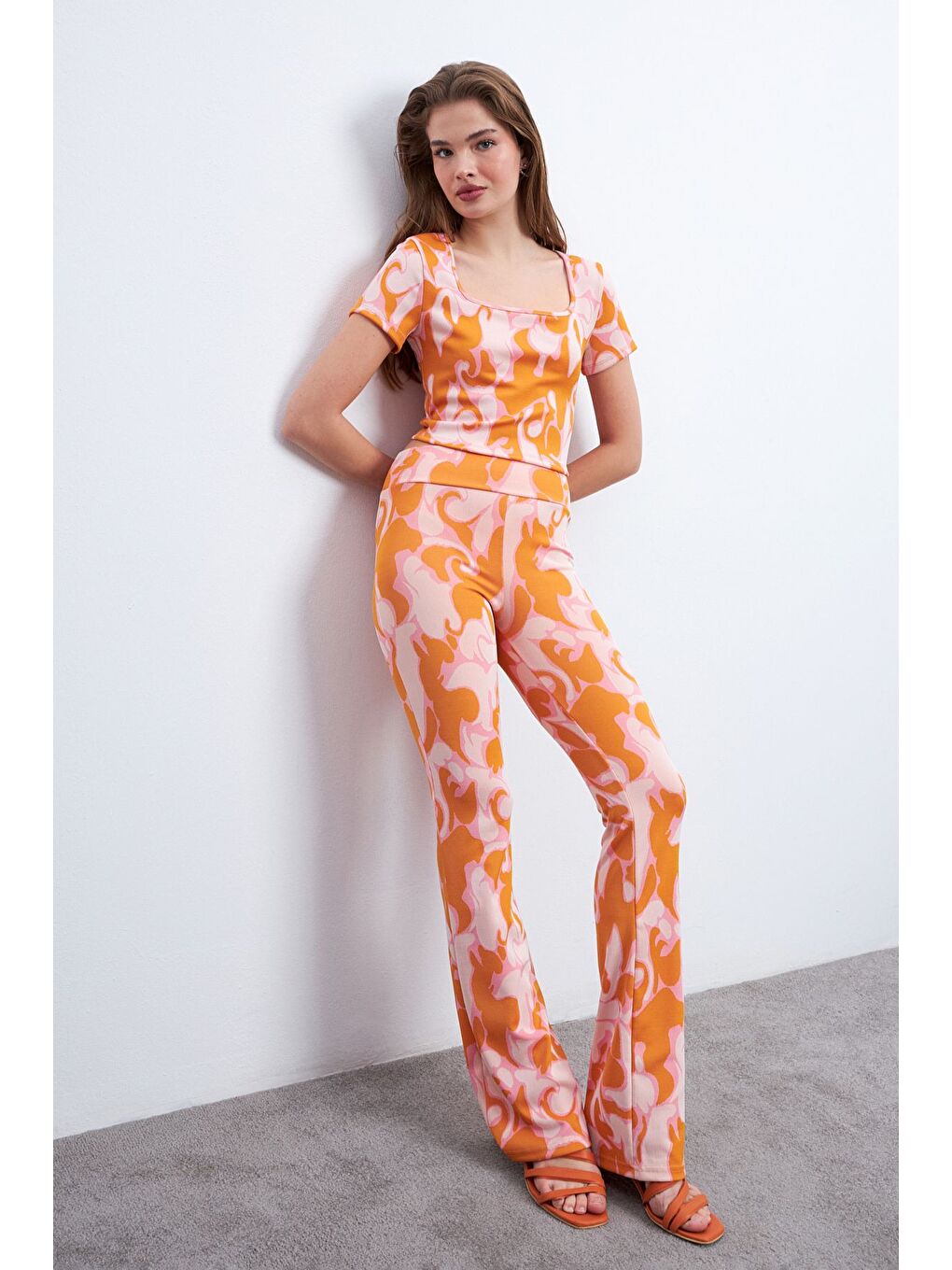 Kadın Turuncu Pembe Desenli Elastanlı Pantolonlu Kare Yaka Takım-4