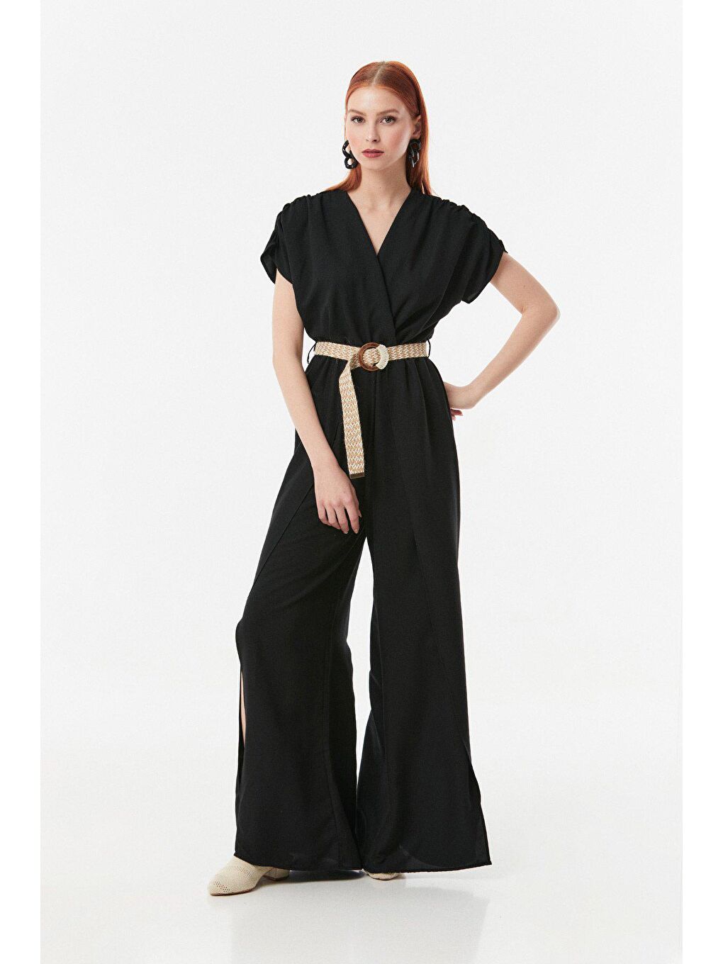 Siyah Kruvaze Yaka Kemer Detaylı Yırtmaçlı Tulum