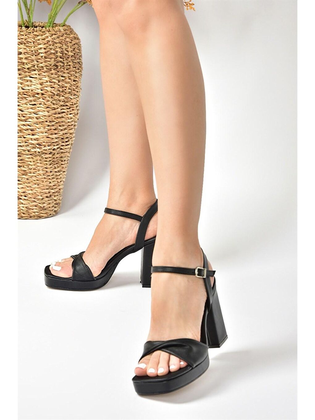 Siyah Kalın Platform Topuklu Kadın Ayakkabı M282061309-3