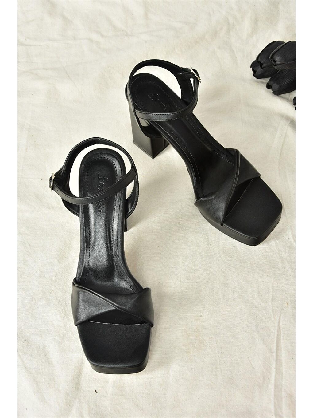 Siyah Kalın Platform Topuklu Kadın Ayakkabı M282061309-1