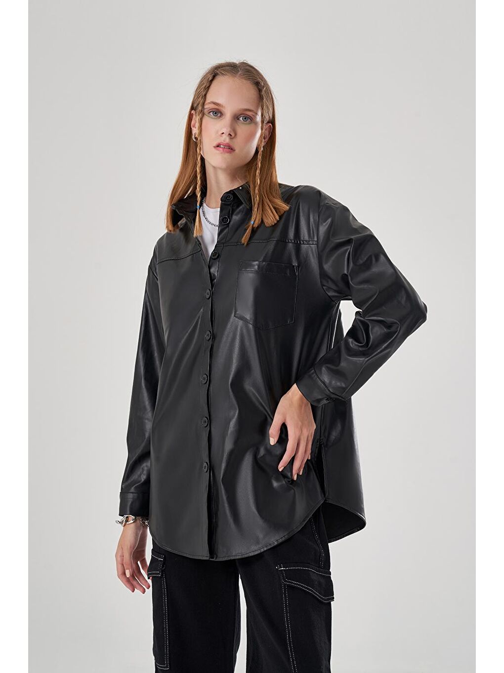 Deri Detaylı Renkli Siyah Gömlek-1