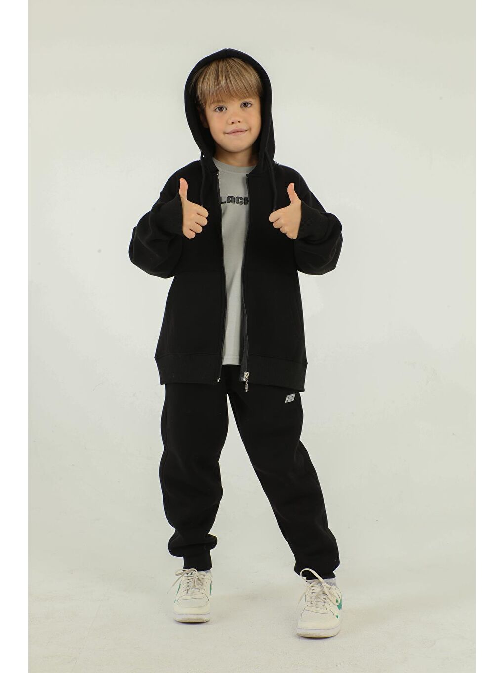 Siyah Kapüşonlu 3 Parçadan oluşan Erkek Çocuk Eşofman Takımı