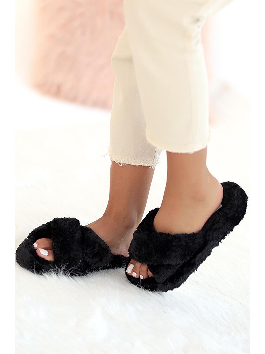 Siyah Çapraz Bant Kalın Taban Tüylü Kadın Ev Terliği P001-12-22-3