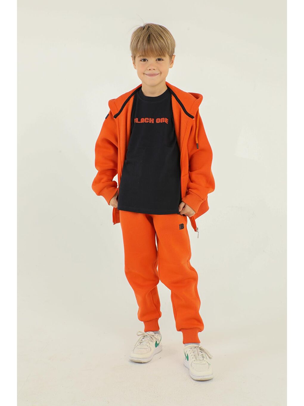 Turuncu Kapüşonlu 3 Parçadan oluşan Erkek Çocuk Eşofman Takımı