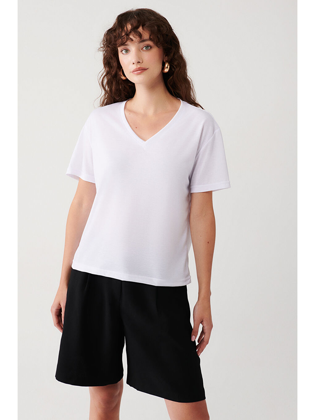 Beyaz Viskon Karışımlı Düz Renk V Yaka Kısa Kollu T-Shirt