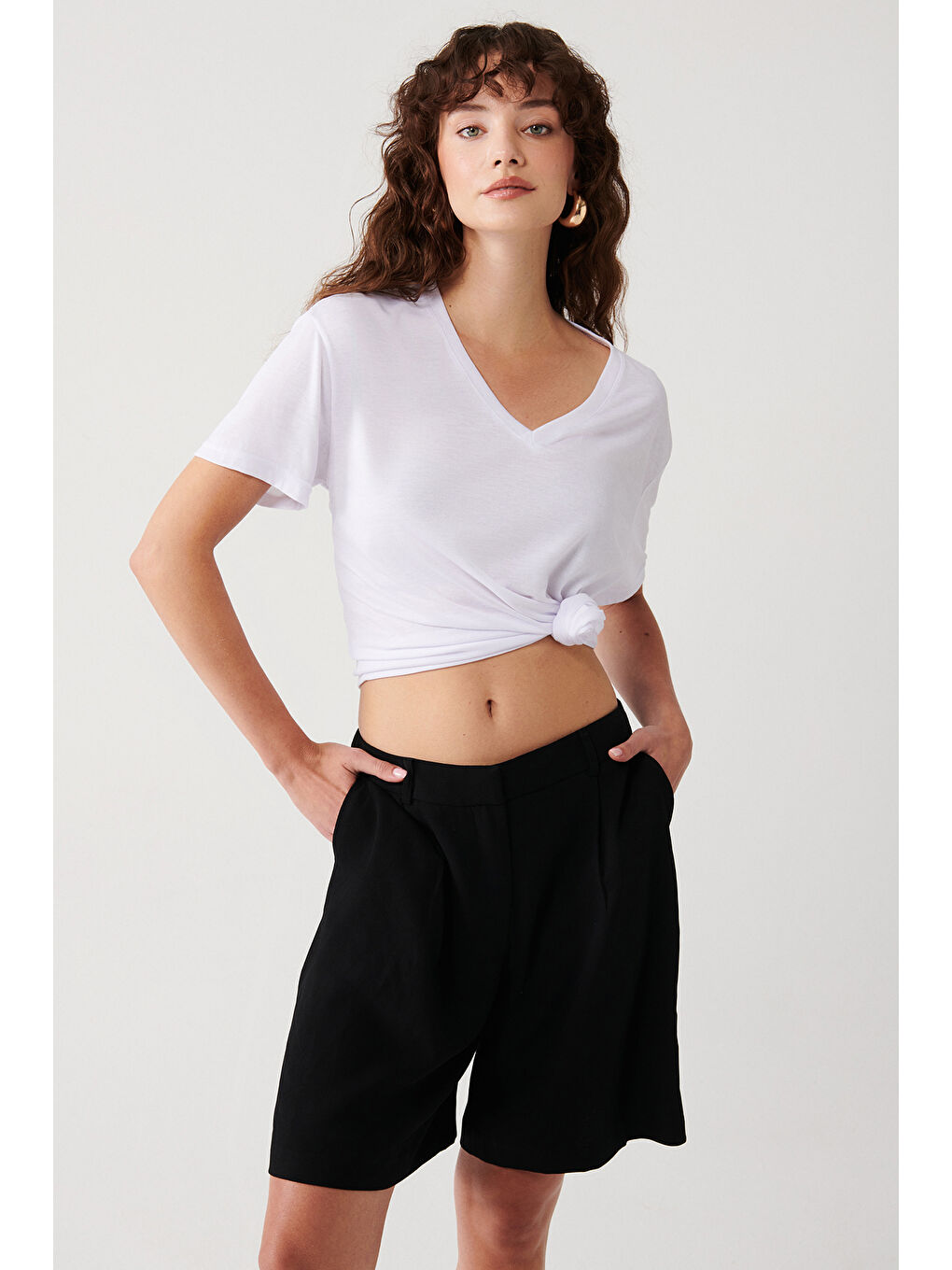 Beyaz Viskon Karışımlı Düz Renk V Yaka Kısa Kollu T-Shirt-1