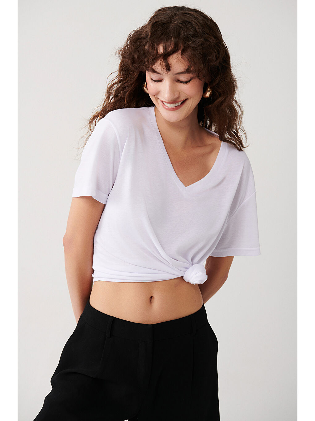 Beyaz Viskon Karışımlı Düz Renk V Yaka Kısa Kollu T-Shirt-2