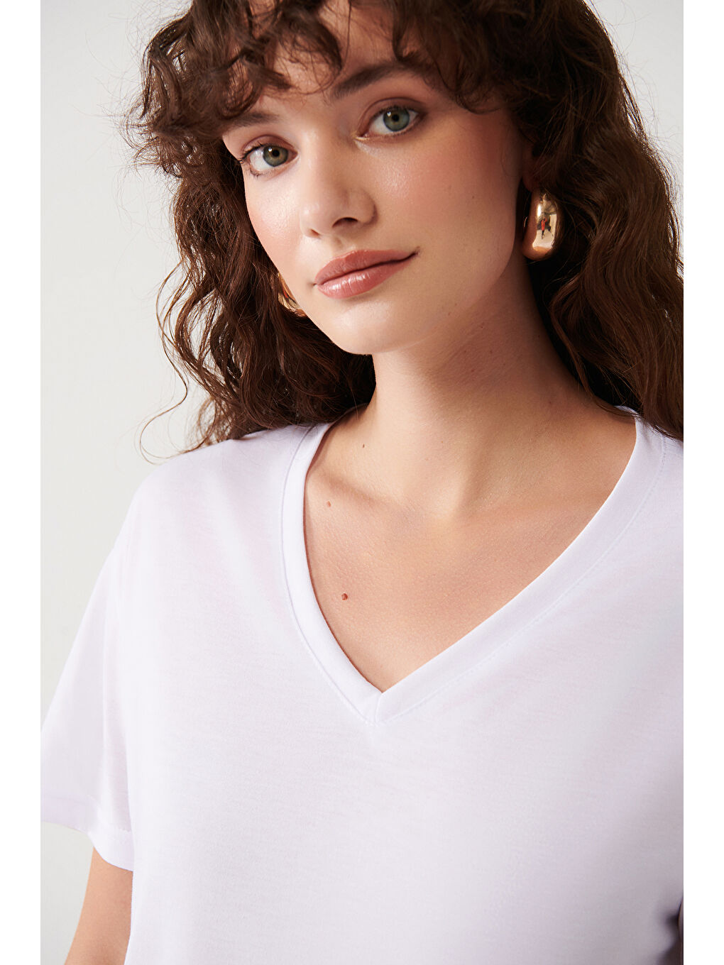 Beyaz Viskon Karışımlı Düz Renk V Yaka Kısa Kollu T-Shirt-3