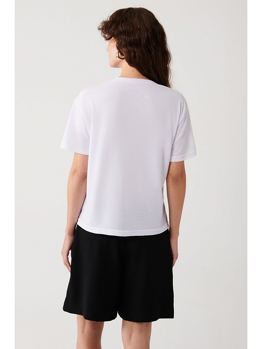 Beyaz Viskon Karışımlı Düz Renk V Yaka Kısa Kollu T-Shirt-4