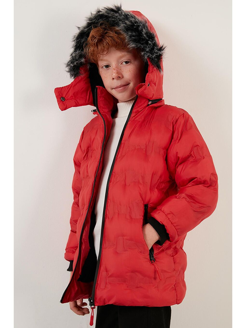 Kırmızı Yakası Suni Kürklü Çıkarılabilir Kapüşonlu Peluş Astarlı Mont 5760055-2