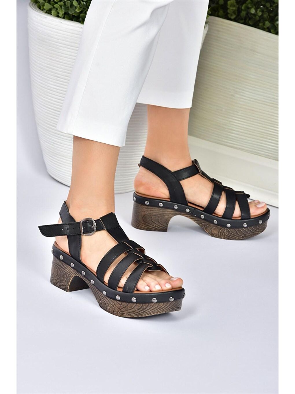 Siyah Kalın Tabanlı Kadın Sandalet M996303009-1
