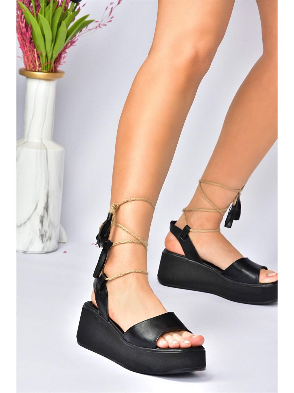 Siyah Kalın Tabanlı Bilekten Bağlamalı Kadın Sandalet M996180409