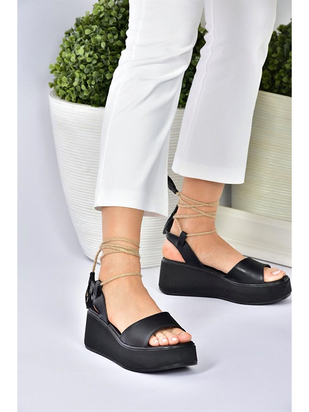 Siyah Kalın Tabanlı Bilekten Bağlamalı Kadın Sandalet M996180409-4