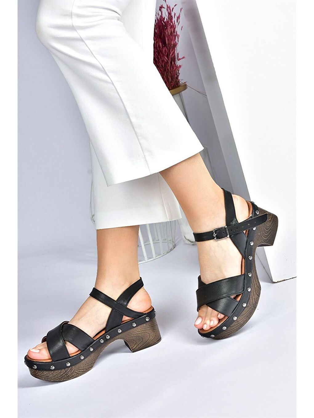 Siyah Kalın Tabanlı Kadın Sandalet M996302009