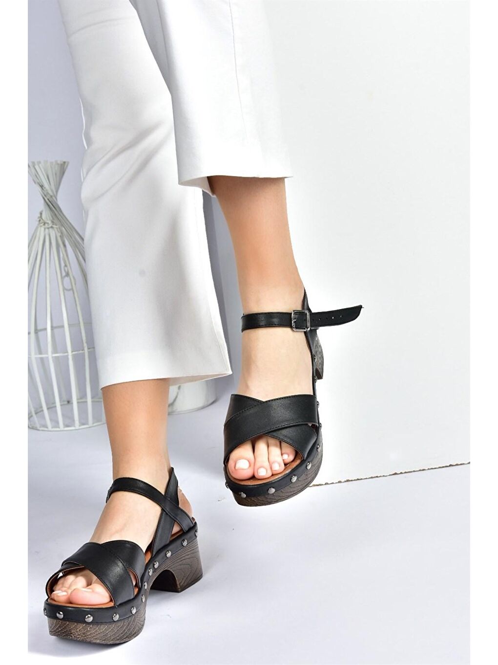 Siyah Kalın Tabanlı Kadın Sandalet M996302009-1
