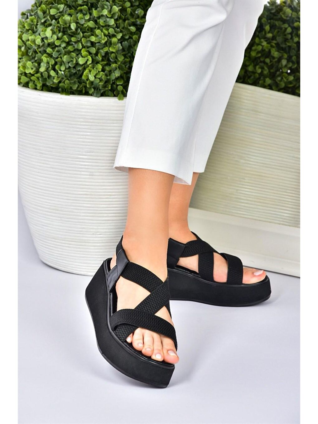Siyah Kumaş Bantlı Kalın Tabanlı Sandalet M996180204-4