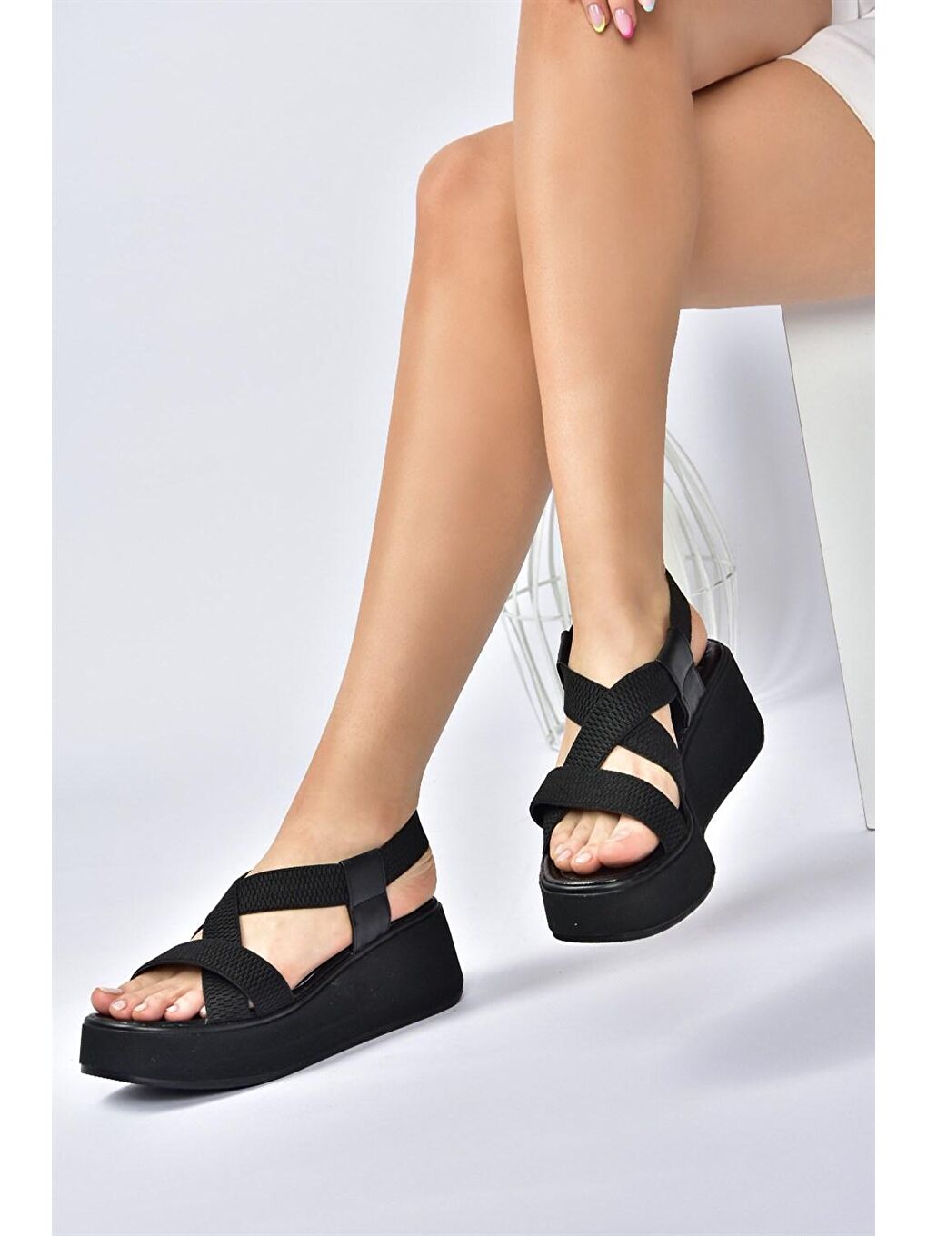 Siyah Kumaş Bantlı Kalın Tabanlı Sandalet M996180204-3