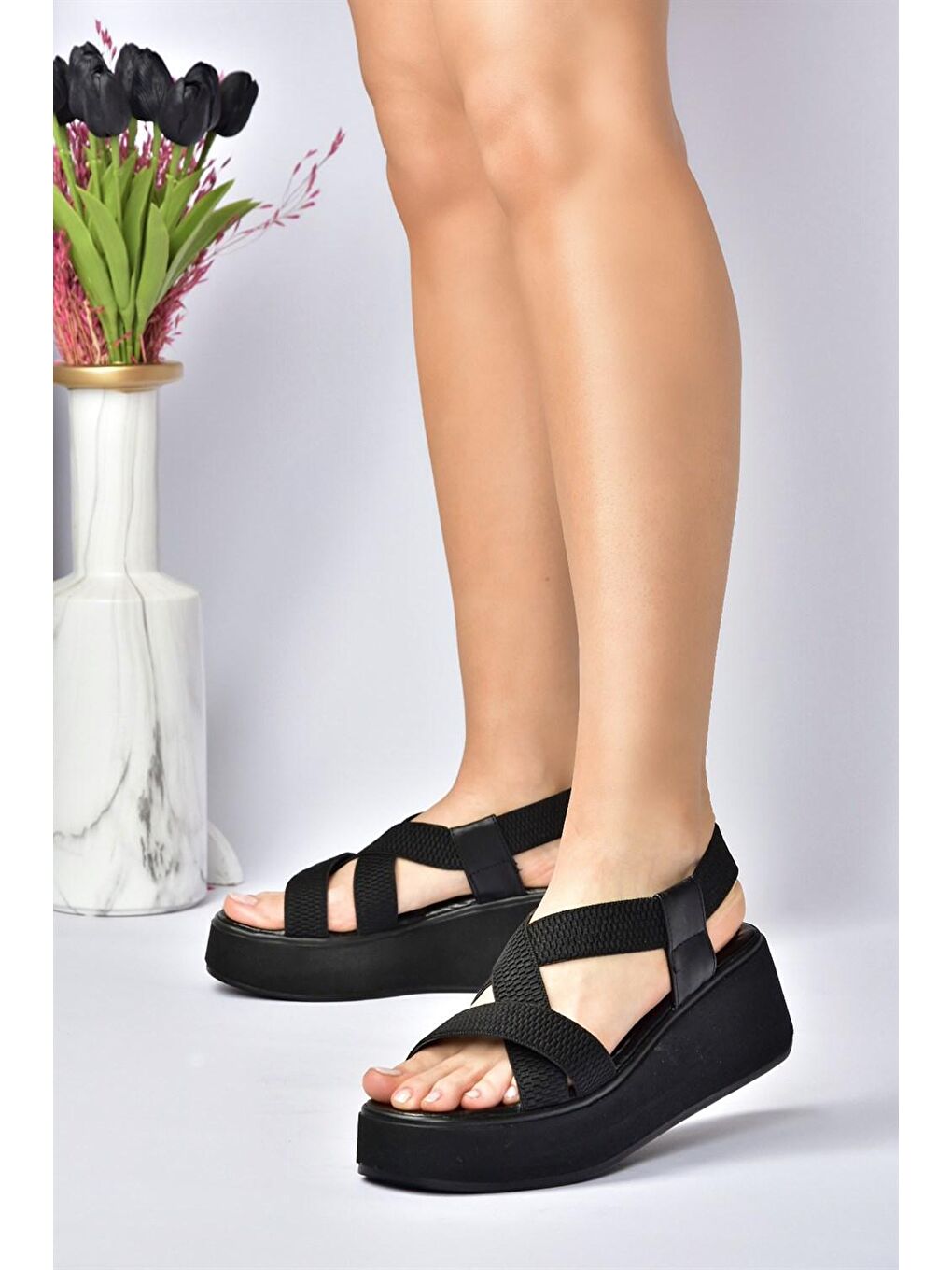 Siyah Kumaş Bantlı Kalın Tabanlı Sandalet M996180204-2