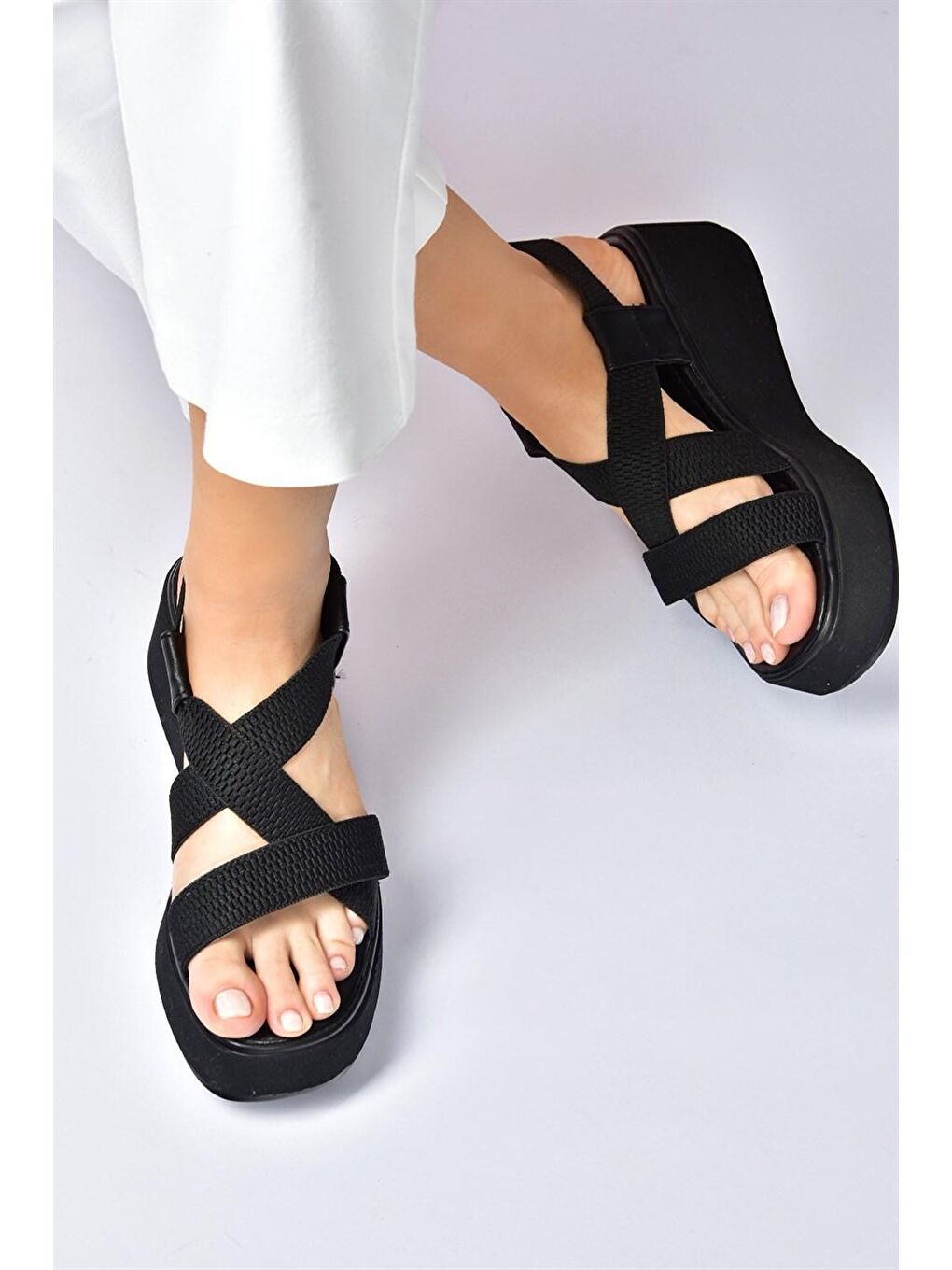 Siyah Kumaş Bantlı Kalın Tabanlı Sandalet M996180204-1