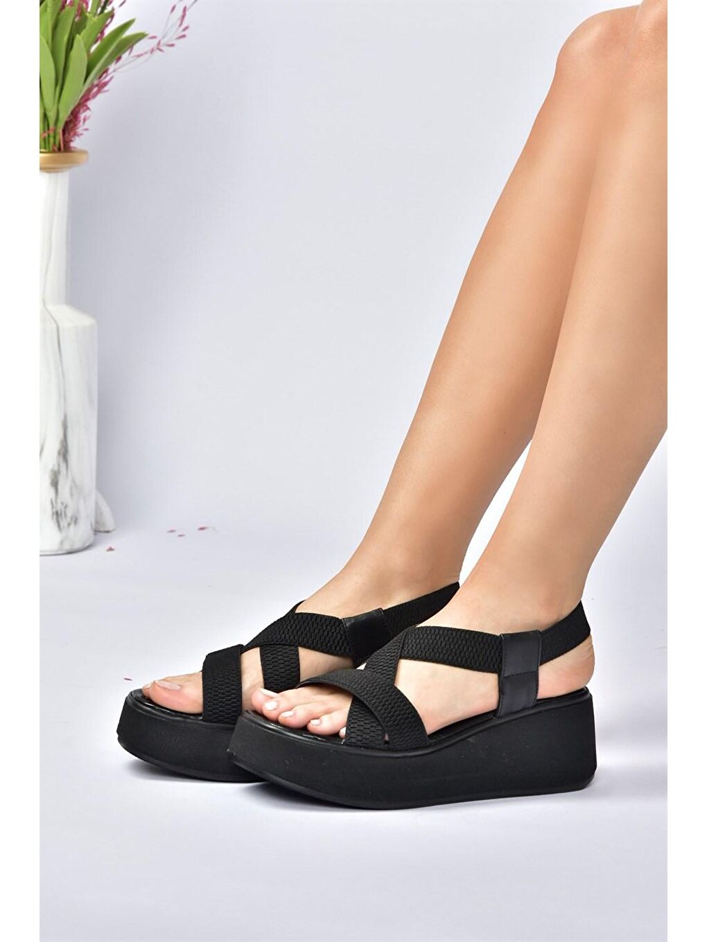 Siyah Kumaş Bantlı Kalın Tabanlı Sandalet M996180204
