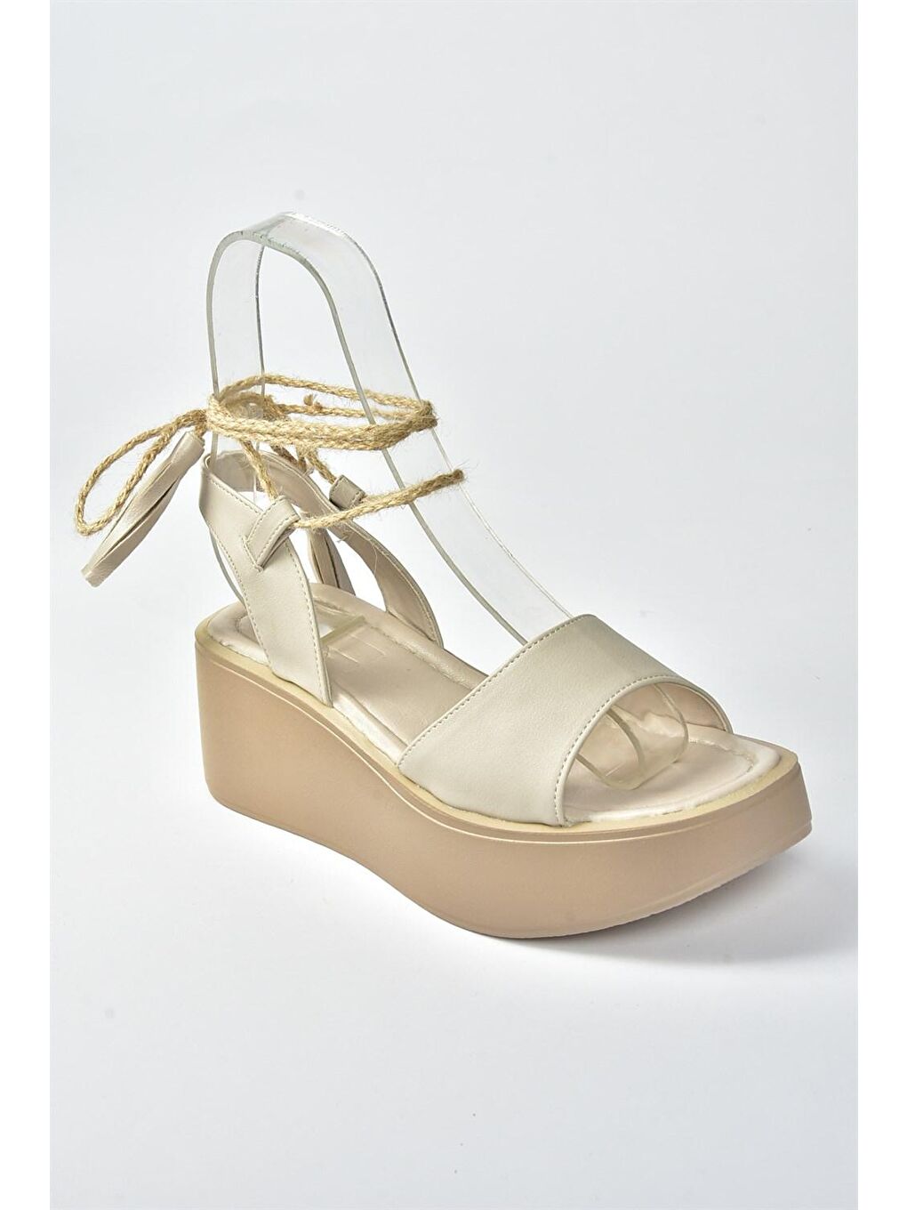 Bej Ten Kalın Tabanlı Bilekten Bağlamalı Kadın Sandalet M996180409-4