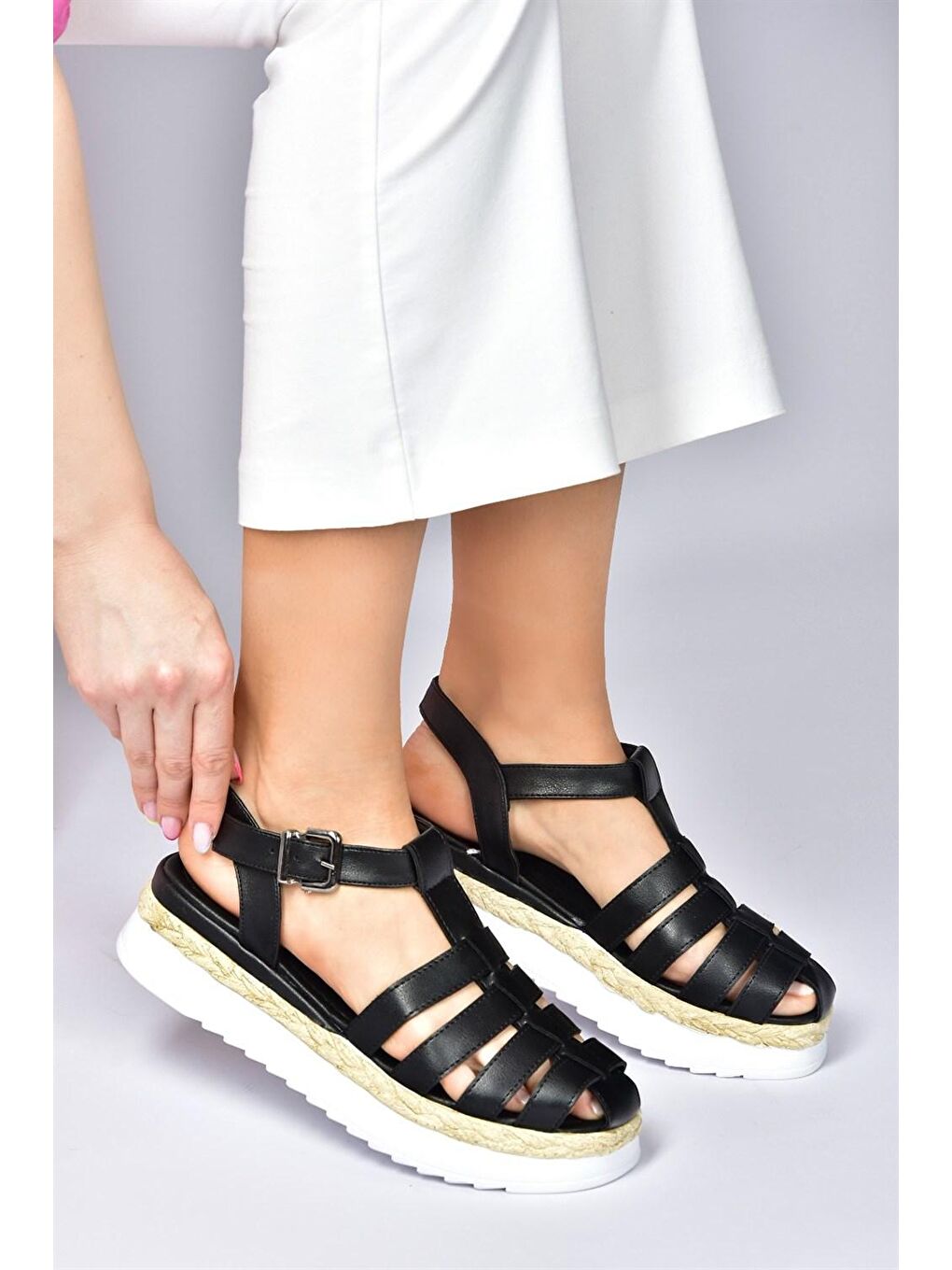 Siyah Kalın Tabanlı Kafes Model Kadın Sandalet M996140409-2