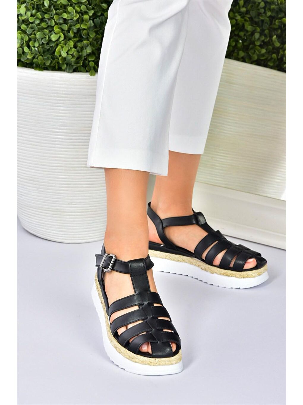 Siyah Kalın Tabanlı Kafes Model Kadın Sandalet M996140409-3