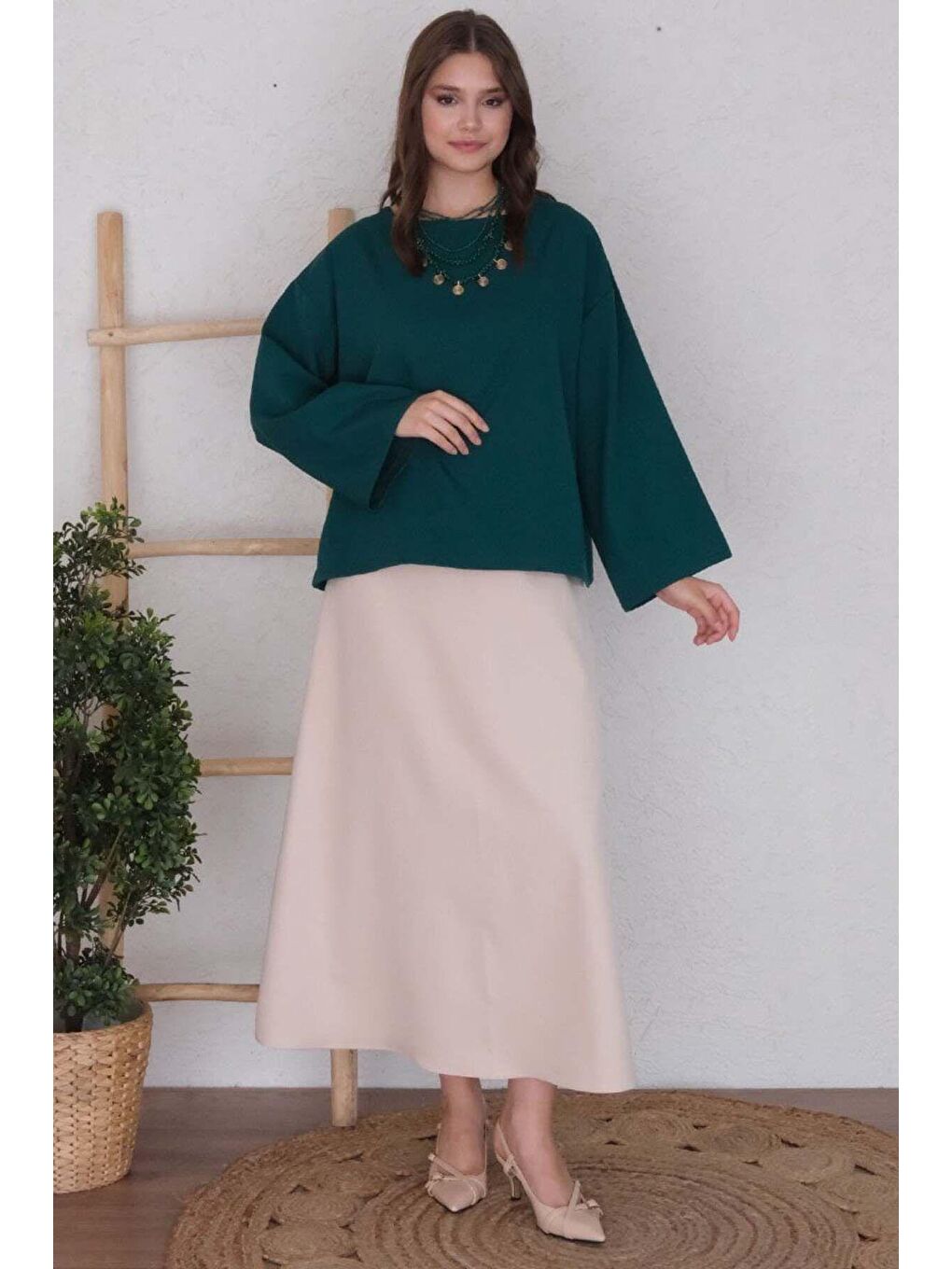 Zümrüt Yeşili Krep Bluz & Krem Krep Kloş Etek Takım-1
