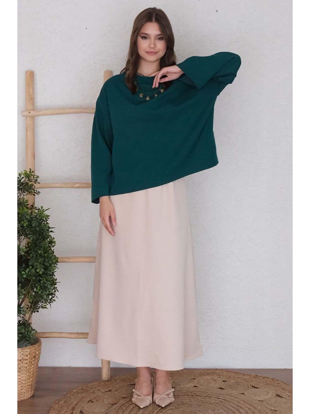 Zümrüt Yeşili Krep Bluz & Krem Krep Kloş Etek Takım-2