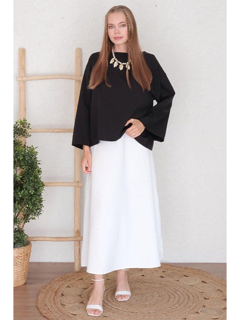 Siyah Krep Bluz & Beyaz Krep Kloş Etek Takım