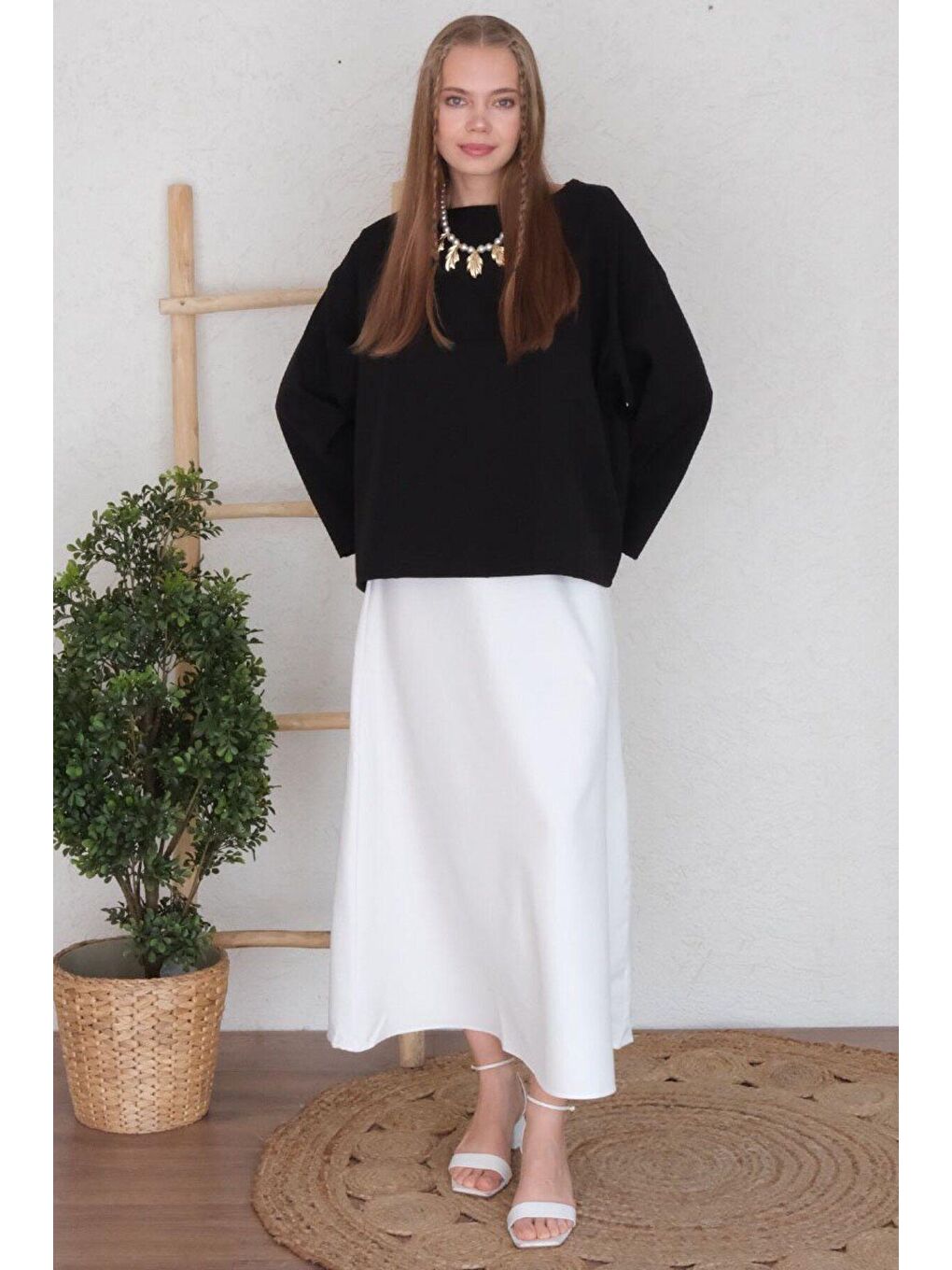 Siyah Krep Bluz & Beyaz Krep Kloş Etek Takım-1