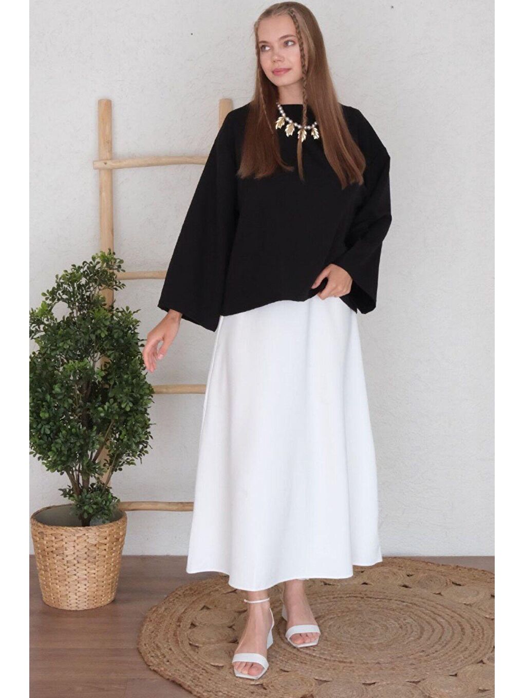 Siyah Krep Bluz & Beyaz Krep Kloş Etek Takım-2