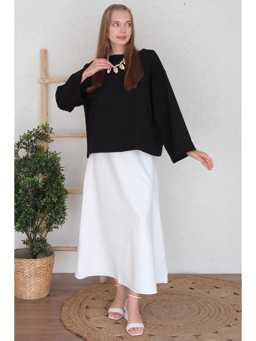 Siyah Krep Bluz & Beyaz Krep Kloş Etek Takım-3