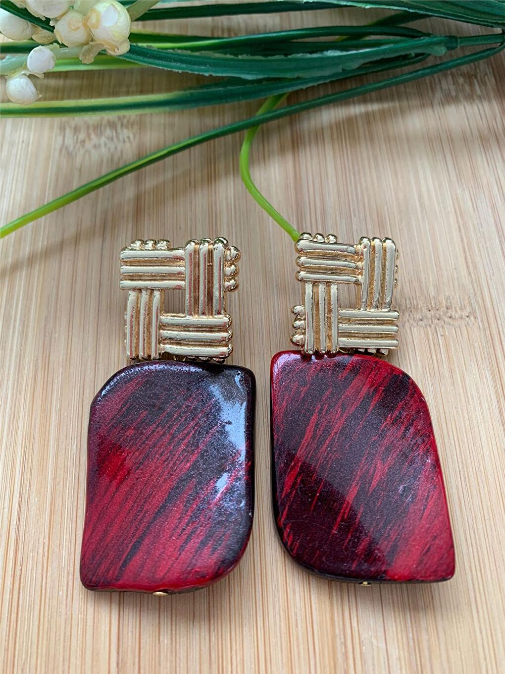 Karışık Büyük Kırmızı Boncuklu Gold Kare Küpe