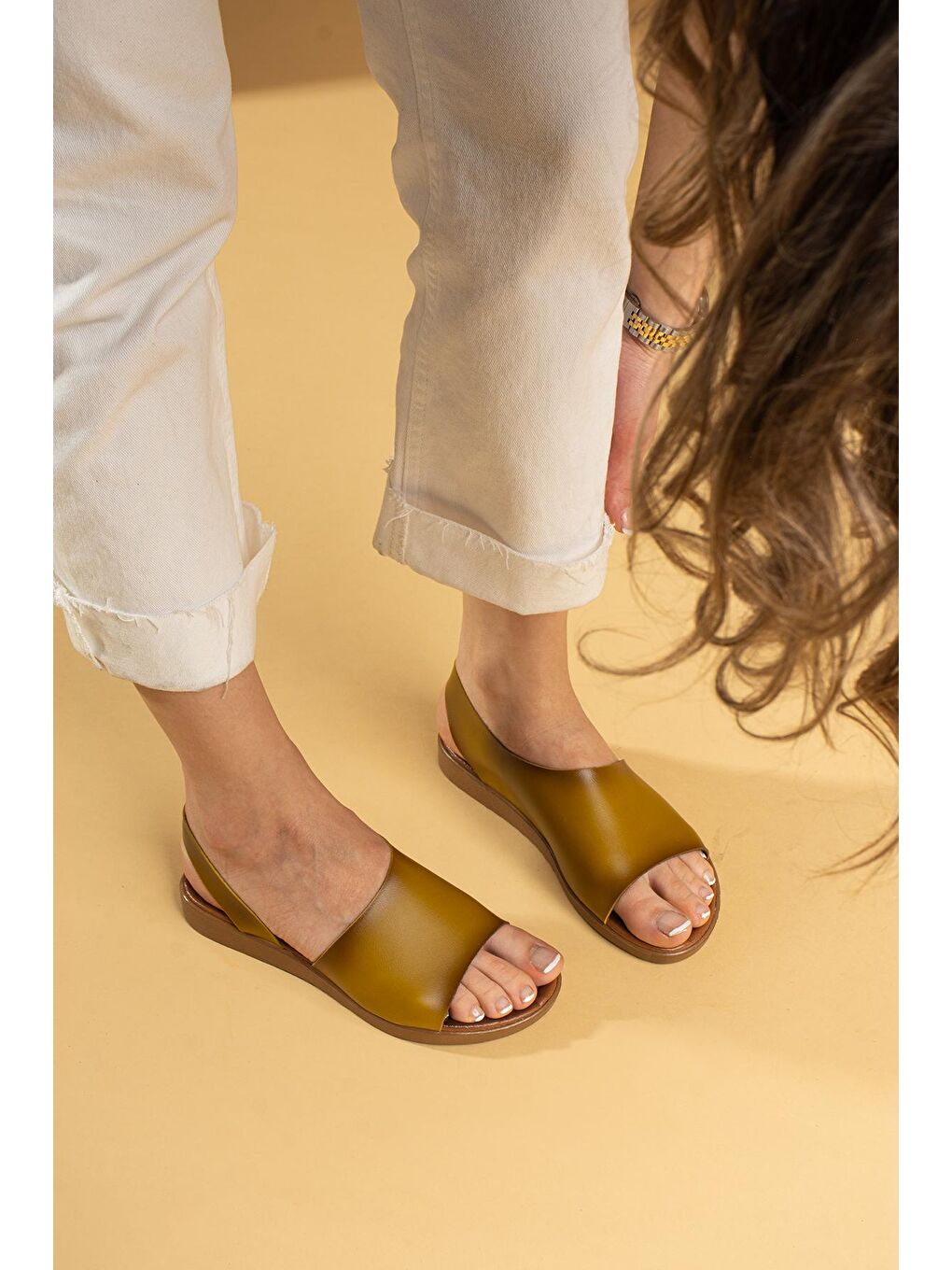 Sarı Kalın Bantlı Bilekte Tokalı Bodrum Kadın Sandalet 51-505-23-1