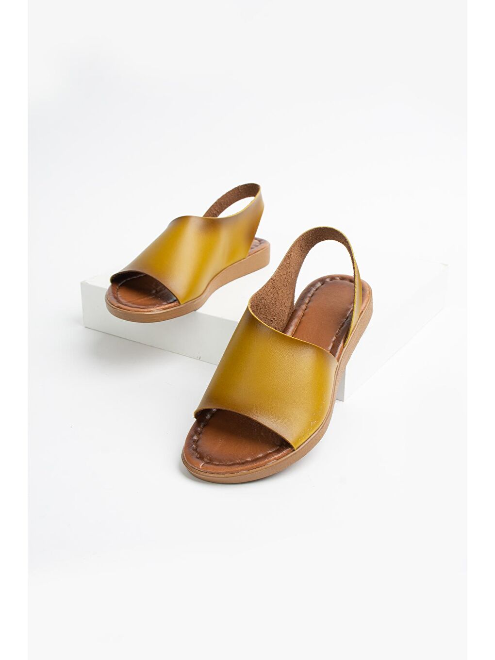 Sarı Kalın Bantlı Bilekte Tokalı Bodrum Kadın Sandalet 51-505-23-4