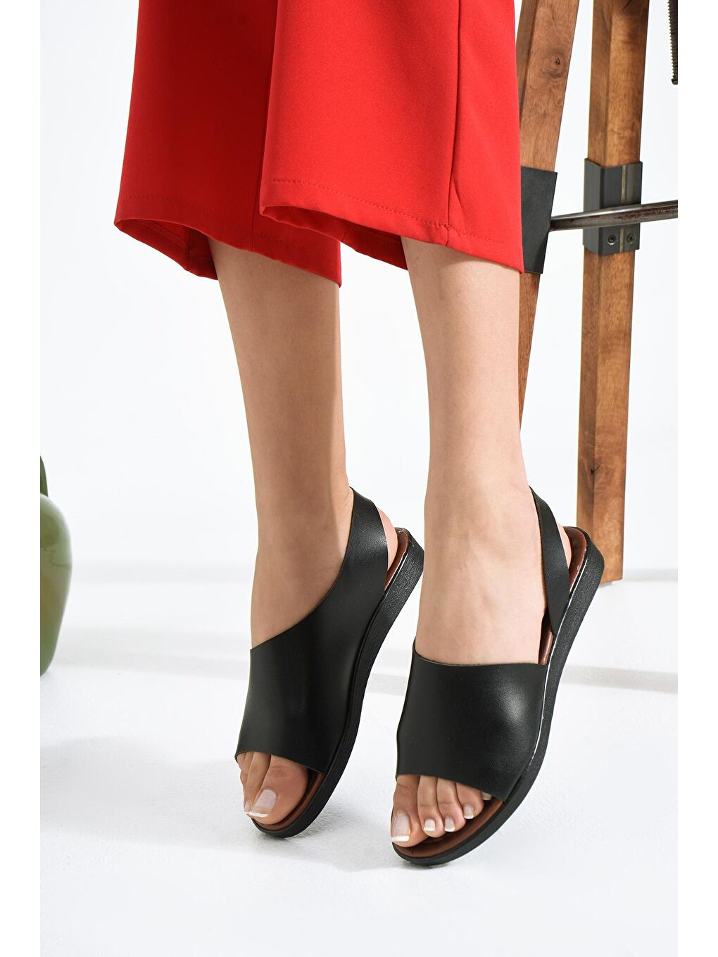 Siyah Kalın Bantlı Bilekte Tokalı Bodrum Kadın Sandalet 51-505-23-1