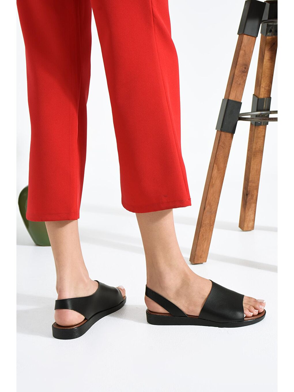 Siyah Kalın Bantlı Bilekte Tokalı Bodrum Kadın Sandalet 51-505-23-2